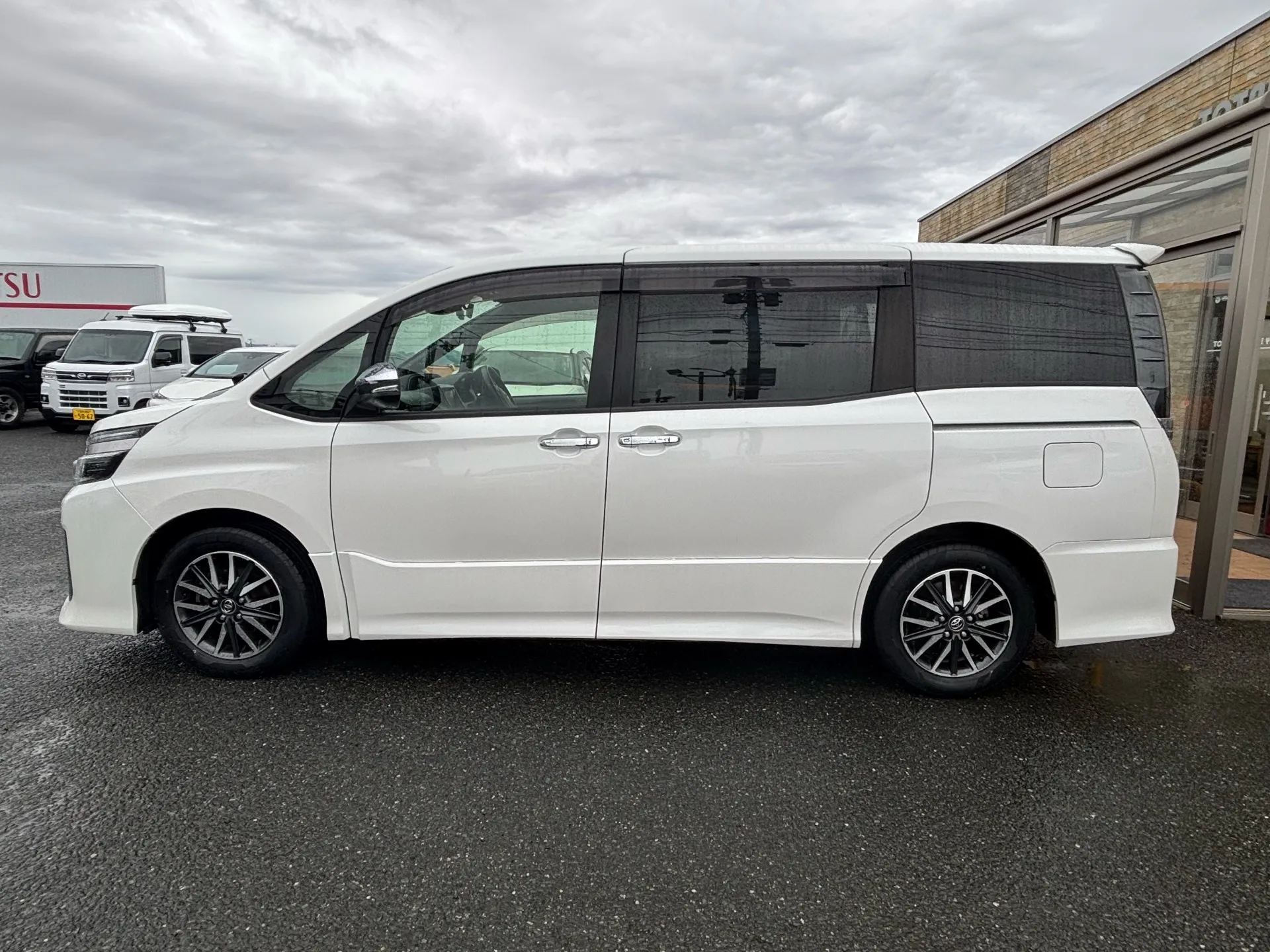 TOYOTA　ヴォクシー　ZRR80　中古車販売
