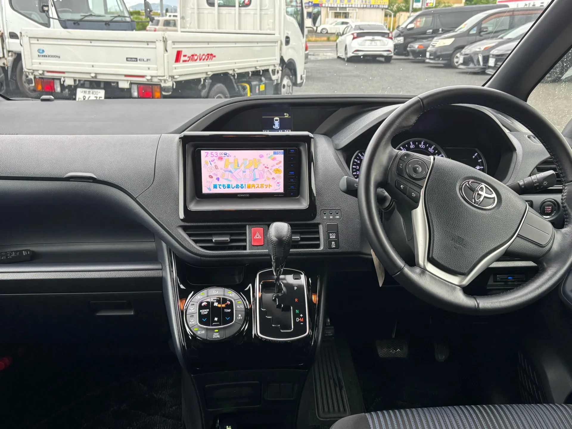 TOYOTA　ヴォクシー　ZRR80　中古車販売