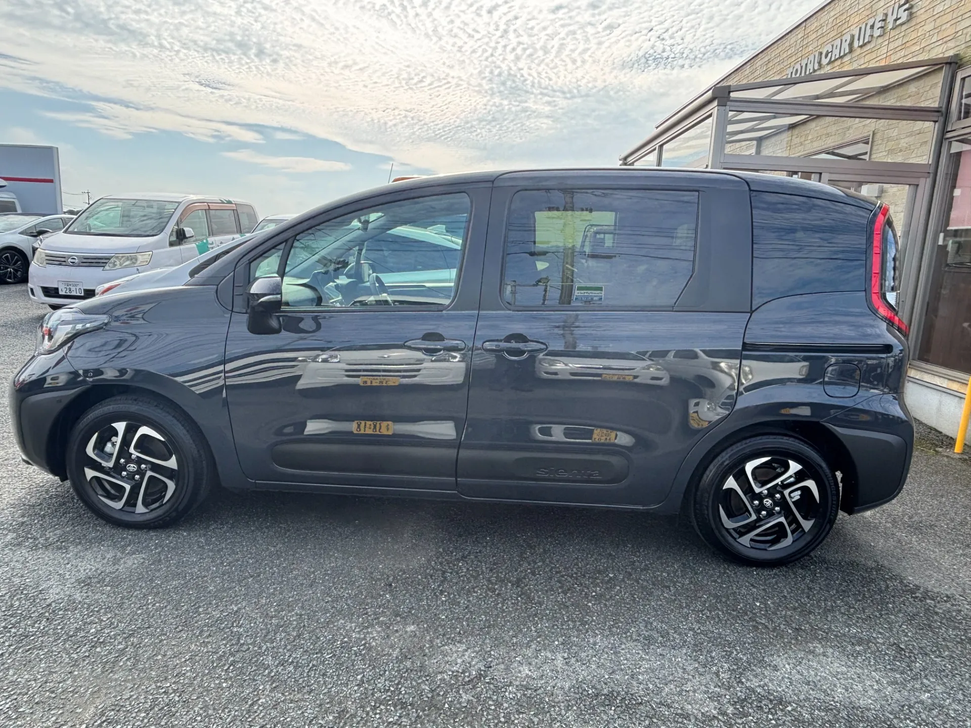 TOYOTA　シエンタHV　７人乗り　新車販売